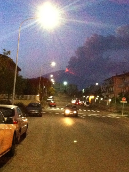 Takto vyzerala posledná eurpcia sopky Etna z pohľadu obyvateľov mesta Catania.