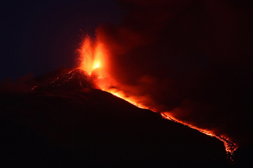 Etna je najvyššie položenou aktívnou sopkou v Európe. Lávu naposledy chŕlila pred pár dňami.