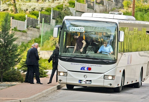 Úradníkov priviezol na oslavu autobus. Cestu k hradu strážili esbéeskári.