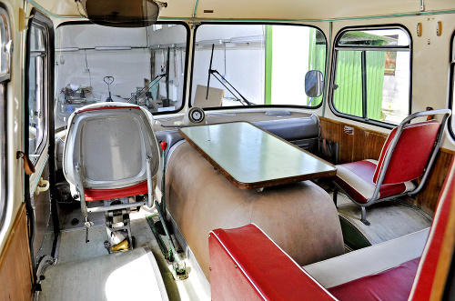 Predok autobusu: Slúžil pre vodičov a sestričky, ktoré si mohli v tomto priestore oddýchnuť.