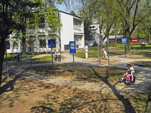 K areálu na Exnárovej 6 patrí aj veľké ihrisko, ktoré využíva materská škola.