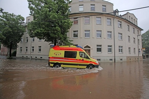 Zaplavené je takmer celé mesto, v ktorom žije asi 100 000 obyvateľov.