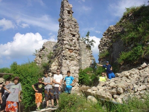 Žiaci navštívili český hrad Lednica a Brumov.