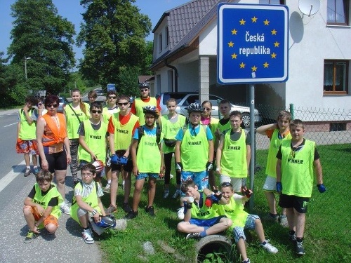 Školáci počas víkendu navštívili dva české hrady a športové letisko Slávnica.