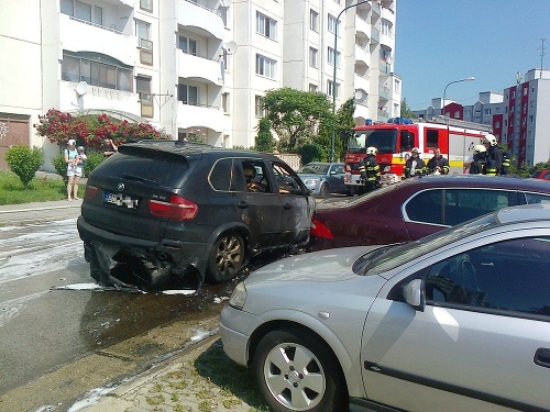 V doobedňajších hodinách sa na bratislavských Dlhých dieloch vznietilo čierne BMW X5.