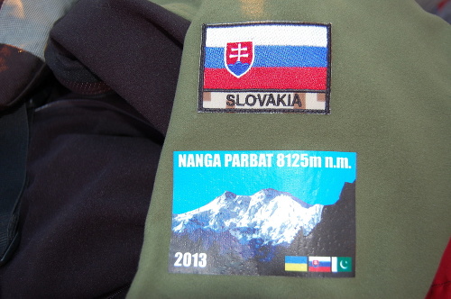 Českí turisti si odfotili aj detail oblečenia slovenských horolezcov.