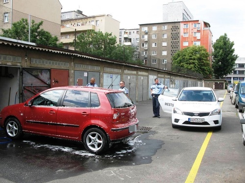 Na čistotného obyvateľa bratislavského Nového Mesta sa prišla pozrieť aj trojica mestských policajtov.
