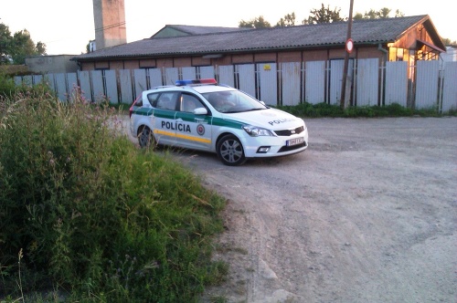 Hlavne nenápadne! Dvojica trenčianskych policajtov si schrupla na križovatke ulíc Karpatská a Biskupická.