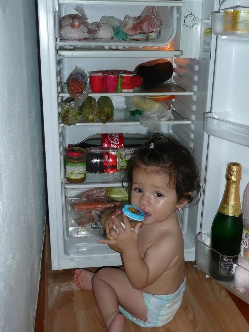 Útočisko v chladničke: Dcérka čitateľky Antónie sa chladí pri otvorenej chladničke.