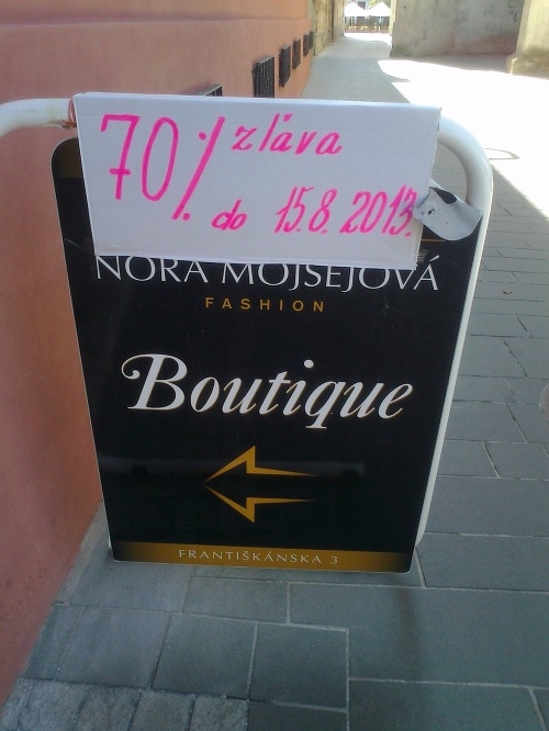 Nora Mojsejová predáva svoje luxusné kúsky o 70% lacnejšie.