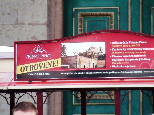 Ktovie, koľko Slovákov na ňu zlanária: Reklama maďarskej reštaurácie si s naším jazykom asi netyká. 