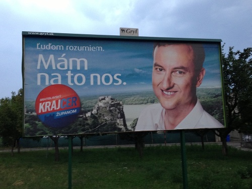 Šéf Krajcerovej kampane Juraj Miškov tvrdí, že billboardy sú mimo bratislavského kraja umiestnené zámerne.