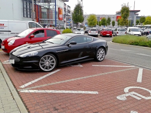 Čierny Aston Martin generálneho manažéra Slovana pri obchodnom dome.