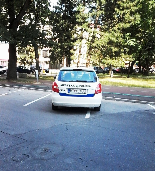 Podľa čitateľa policajtka po tom, čo takto odparkovala služobné vozidla, si len odbehla vybrať peniaze z bankomatu. 