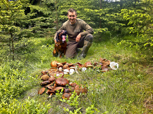 Michal so sučkou Faris po úspešnej hubačke v liptovských lesoch.