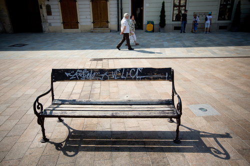 Napoleonova lavička zostala po vyčíňaní vandalov prázdna.