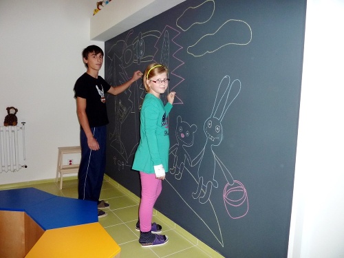 Ján (14) a Kristínka (10) si vyskúšali kresliť na tabuľu.