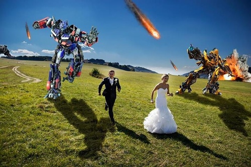 Mladomanželov naháňali roboti, ktorých na fotografiu dorobil fotograf Peter Ščasný.