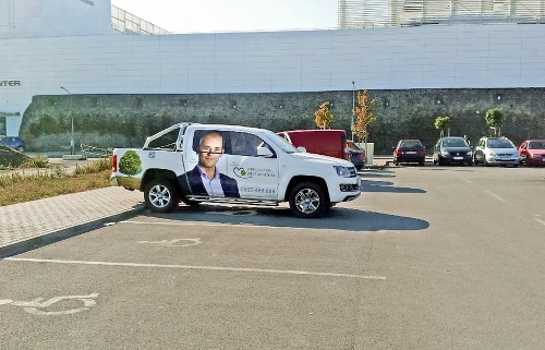 Takto zaparkovalo auto s Kaníkovou tvárou vo Zvolene.