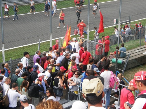 Divokí talianski fanúšikovia po poslednom kole preliezajú plot...