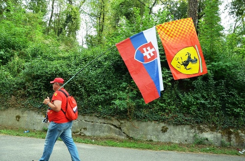Východniar Igor Kriška ako hrdý Slovák a fanúšik F1 so svojimi vlajkami.