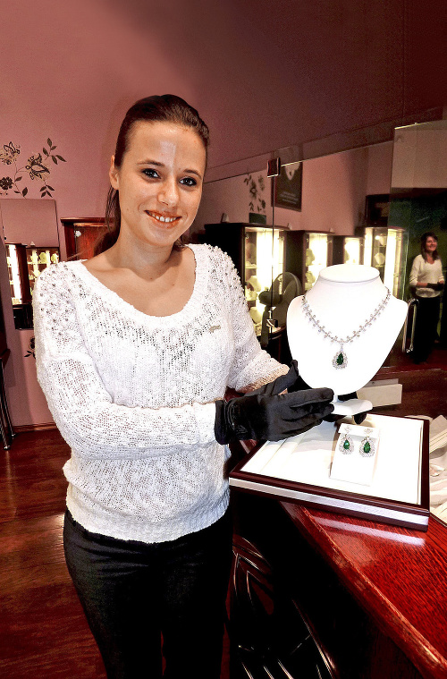 Smaragdová súprava má hodnotu 131 000 eur. Tvorí ju 131 diamantov zabrúsených do tvarov markízy a slzy.
