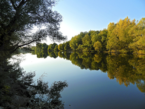 Jesenná príroda žiari všetkými farbami.