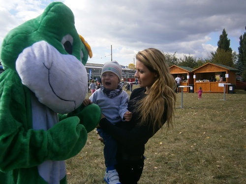 Malého Borisa rozplakal maskot v podobe žaby. Boris sa ho nebál, bolo mu ľúto, že ho už mama brala preč.