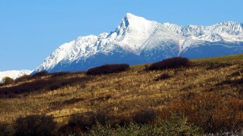 Kým na Kriváň už dorazil sneh, doline vládne príjemné babie leto.