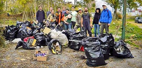 Zelená hliadka čistí hlavné mesto od odpadu už 2,5 roka. Do jednotlivých akcií sa zvyknú zapojiť aj desiatky dobrovoľníkov.