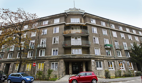 Na druhom poschodí bratislavskej bytovky sa odohrala dvojnásobná samovražda manželov.