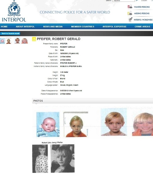 Po oboch deťoch pátra Interpol.