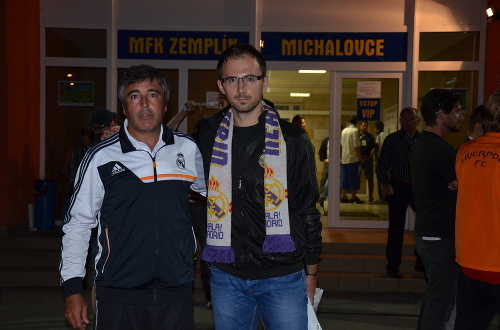 Tréner dorasteneckého klubu Realu Madrid (vľavo) s predsedom slovenského fanklubu.