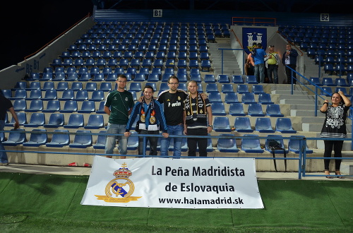 Prezident fanklubu Lukáš Mojsej (v čiernom tričku) s ostatnými členmi v Michalovciach na zápase dorastu Realu Madrid.