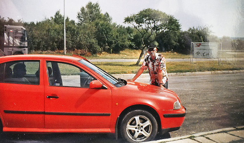 Ján a jeho láska - červená oktávia, ktorú mu vzala lízingovka. 