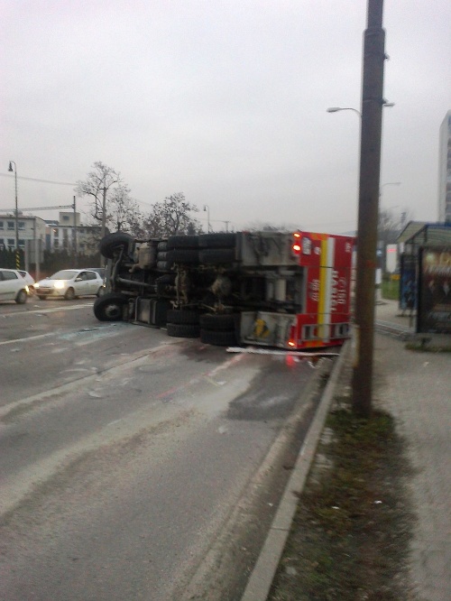 Hasičské auto po zrážke s osobným vozidlom. Okolnosti nehody sú v štádiu vyšetrovania.