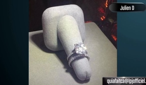 Vo Francúzsku sa s tým nepárajú: Takto v istom klenotníctve vystavovali diamantový prsteň.