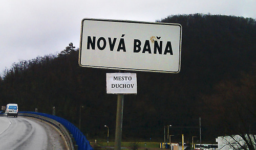 Recesisti nalepili rovno pod značku s názvom. Nová Baňa ceduľu so slovami Mesto duchov.