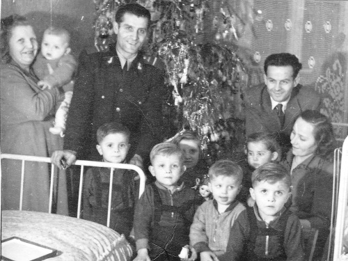 Vianoce 1954: Petrovi rodičia trávili sviatky s otcovým bratom a jeho deťmi.