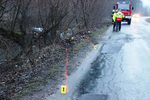 Auto s mladou dvojicou skončilo na streche v potoku.