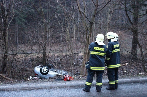 Na mieste nehody zasahovali hasiči z Kysuckého Nového Mesta.