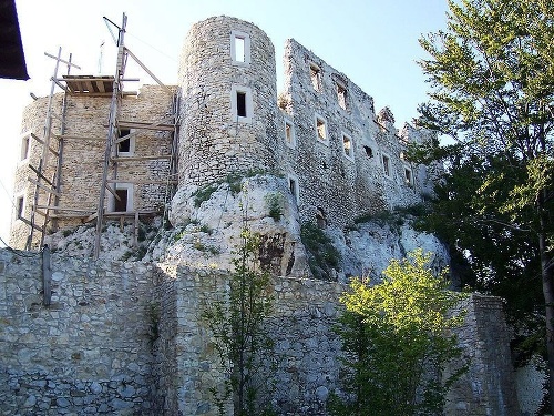 Júl 2007: Rekonštrukčné práce napredujú a ruiny hradu sa začínajú meniť na niekdajšiu pýchu Bobolic.