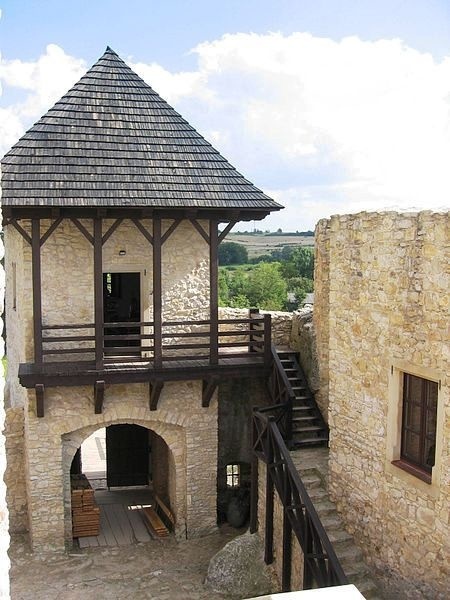 August 2010: Hradná veža zámku Bobolice.