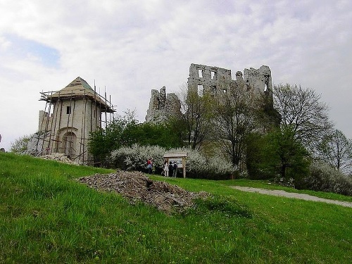 Rok 2004: Do rekonštrukcie hradu sa pustil jeho majiteľ rodina Lasecki.