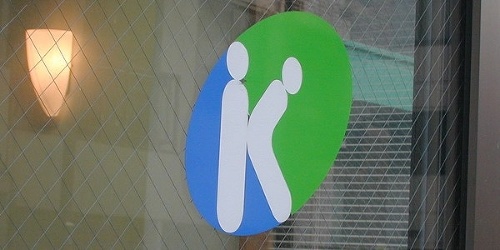 Toto malo byť naozaj písmeno K v logu istej japonskej farmaceutickej spoločnosti.