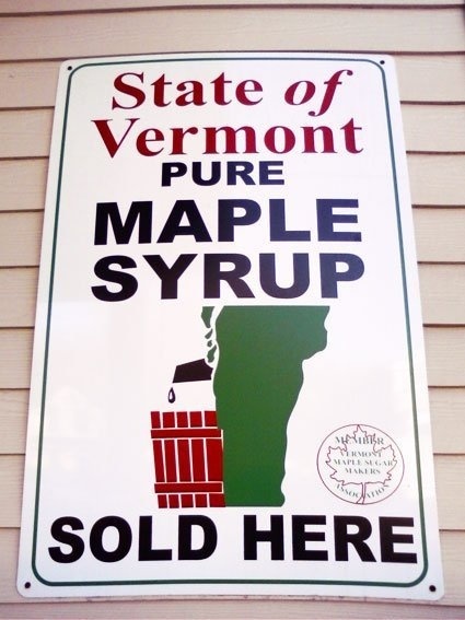 Profilová mapka štátu Vermont a z nej vytekajúci sirup. Snáď bude dobre chutiť.