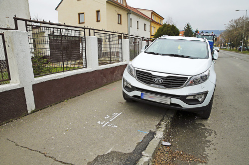 Matúšove značky na chodníku 
na Riazanskej inšpirovali aj samosprávu.