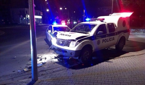 Nehoda policajtov v Prievidzi začala nemiestnym žartom.