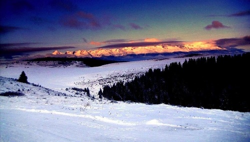 Zimná panoráma Vysokých Tatier z Liptovskej Tepličky.