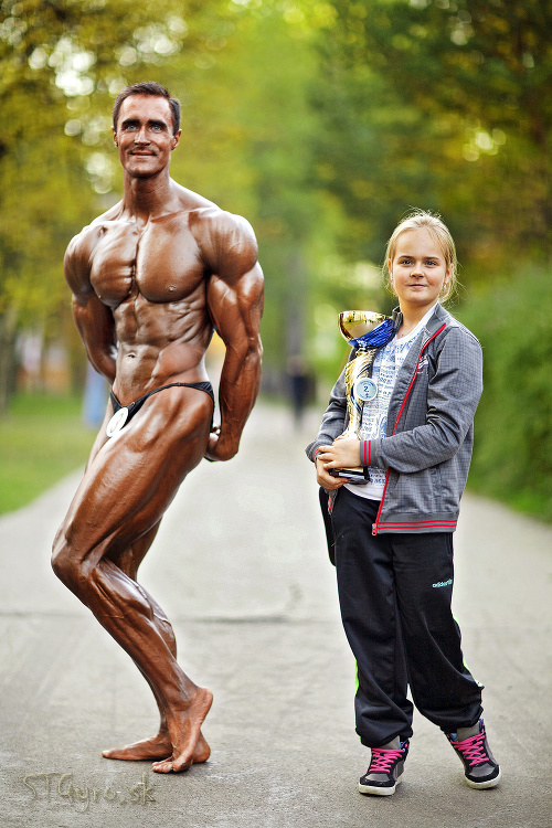 Daniel Skála po zisku 2. miesta na Grand Prix Prešova s dcérou Martinkou a trofejou.